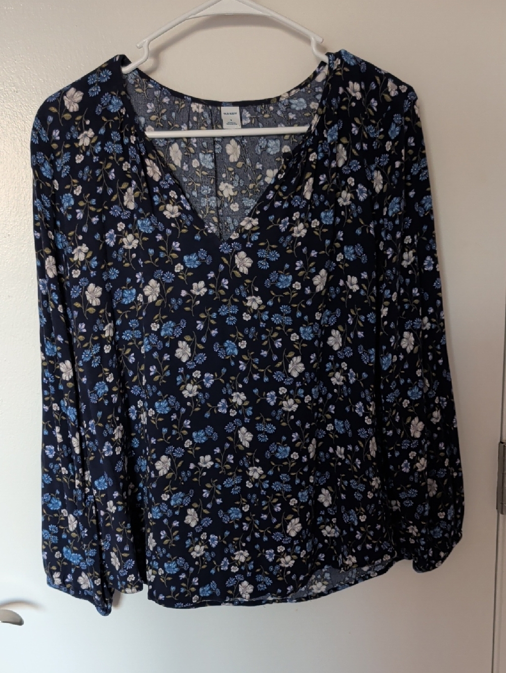 Old Navy Navy Floral V-Neck Blouse with Blue & White Blossoms
